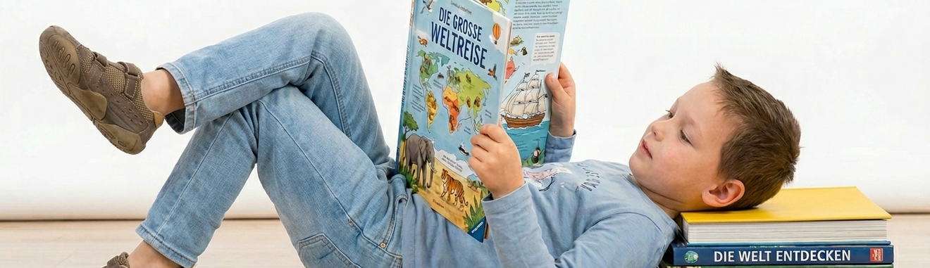 Schulkind liegt bequem am Boden und liest ein Buch
